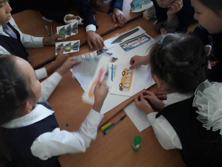 Жолда жүру ережелері туралы білімдерін кеңейту үстінде