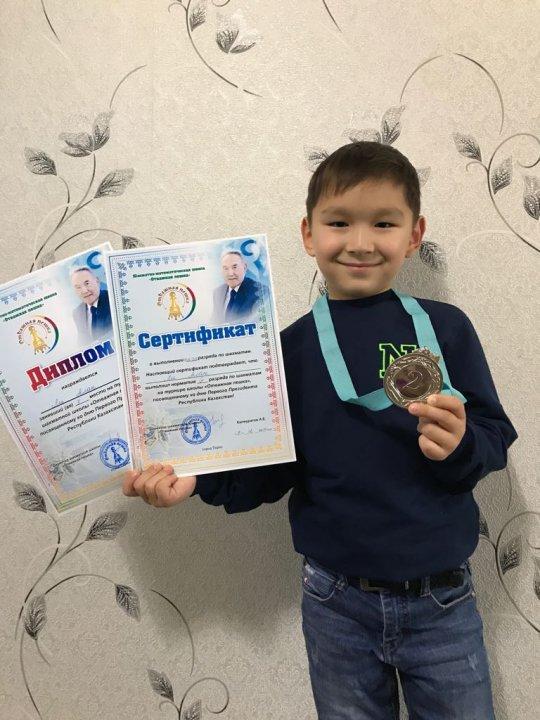 1е сынып оқушысы Ли Алан шахмат байқауының жүлдегері