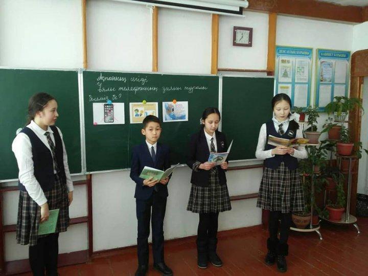 8 "Г" сыныбында өткен "Интернеттің зияны туралы білеміз бе?" тақырыбындағы тəрбие сағатынан көрініс. Сынып жетекшісі - Абдикаримова Р.У.