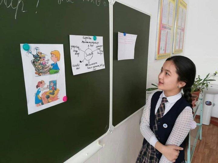 6 "Д" сыныбында "Интернеттiң қаншалықты зияны бар?" тақырыбында тәрбие сағаты өтiлдi. Сынып жетекшісi: Дүкенбай Ж.