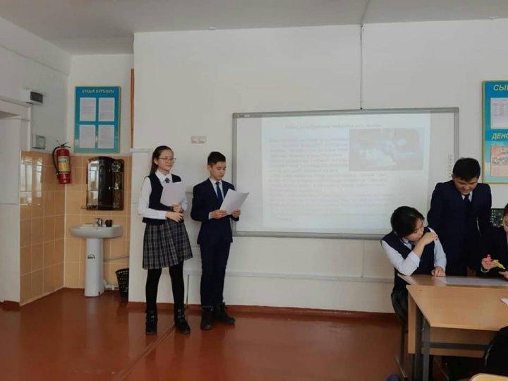 8 - сыныптар "Ұялы телефонның зиян екенін қаншалықты білесің?" тақырыбында ашық тарбие сағаттарын өткізілді. Сынып жетекшісі: Омиралиева Г.С.