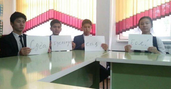Бүгін 9 "В" сынып жетекшісі сынып оқушыларымен «Судағы қауіпсіздікті сақтау ережесі» тақырыбында сынып сағатын өтті
