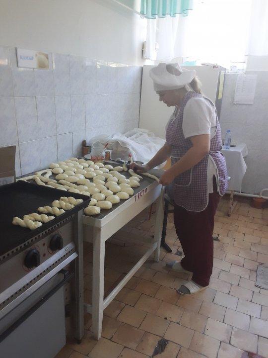 Асхана қызметкерлерінің ас дайындау сәтінен
