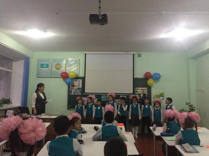 1 желтоқсан - ҚР Тұңғыш Президенті күніне орай 2 "в" сыныбында "Менің тұңғыш президентім" тақырыбында ашық тәрбие сағаты өтті.