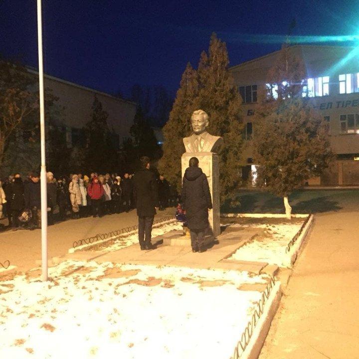 Бүгін гимназия таңғы салтанатты лездемеге жиналып, оқу күнін Бауыржан Момышұлының ескерткішіне гүл қою рәсімінен бастады. Бүгін, яғни 24 желтоқсан ұрпақтары мәңгі ұлықтап өтетін ұлы тұлғаның туған күні
