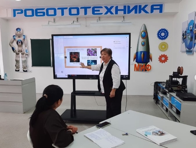 Орыс тілі мен әдебиеті пәнінің мұғалімдері А.Наримбетова мен А.Ваисова серіктес №43 орта мектеп мұғалімдеріне семинар өтті
