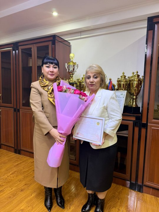ҚР еңбек сіңірген ұстазы Ахмедова Забида Каримовнаға ҚР Оқу-ағарту министрінің мерекелік құттықтау хатын Тараз қаласының білім бөлімінің басшысы арнайы тапсырды. Құтты болсын!